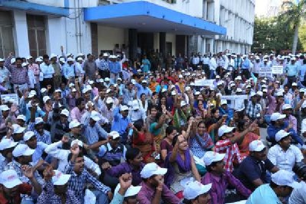 Andhra govt employees to serve strike notice on Jan 21