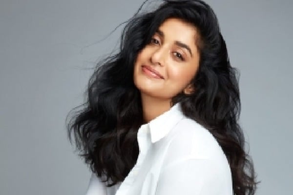 Meera Jasmine opens Instagram account, posts still from comeback movie 'Makal'