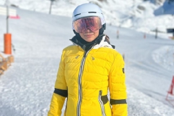 Samantha wows fans, friends with her skiing skills