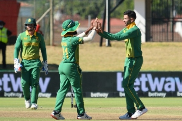 South Africa fined 20% match fees for slow over-rate in second ODI against India