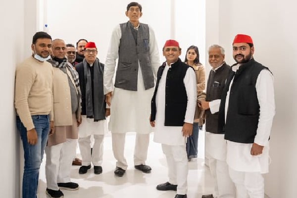 ndias Tallest Man Dharmendra Pratap Singh Joins Samajwadi Party