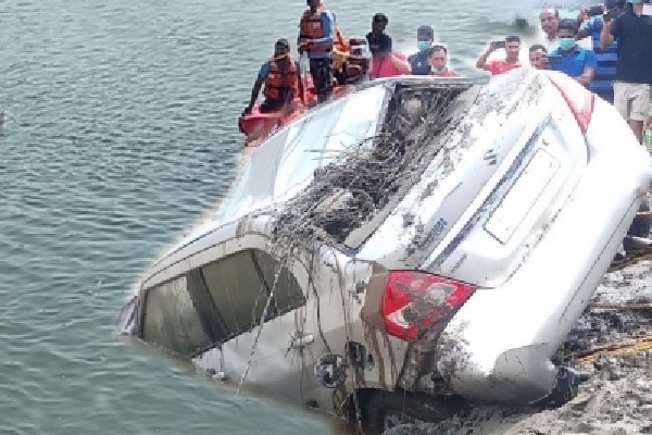 Maha BJP MLA's son among 7 medical students killed as car plunges into river (Ld)
