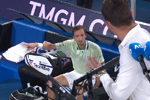 Daniil Medvedev fires on chair umpire in Australian Open