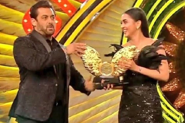'Bigg Boss 15': Tejasswi Prakash lifts trophy, collects cheque of Rs 40 lakh