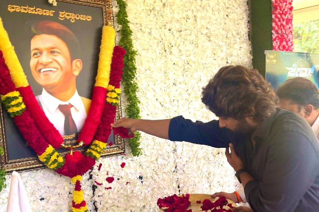 Allu Arjun meets Puneeth Rajkumar's family to pay his homage