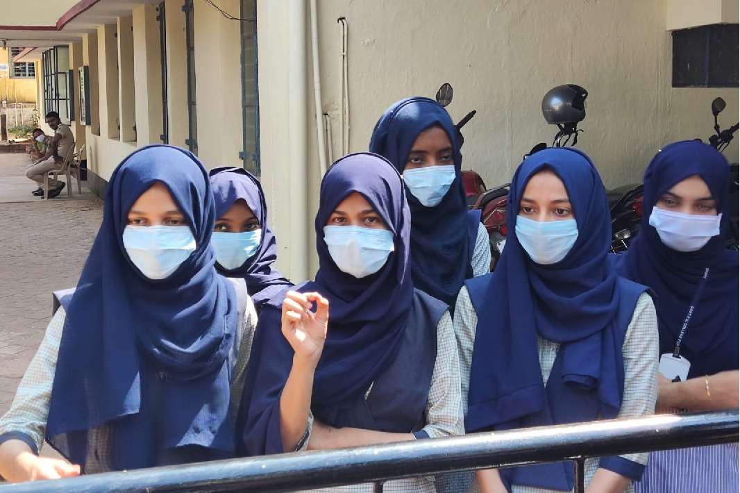More Karnataka students wear saffron shawls, hijabs