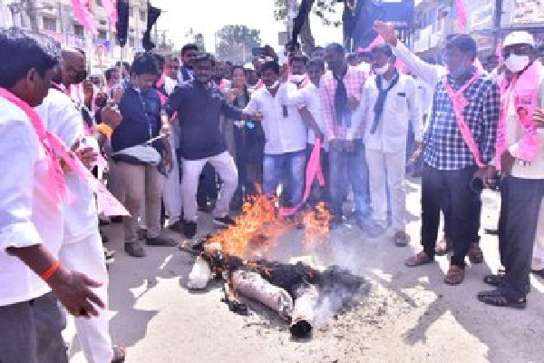 TRS cadre burns PM Modi effigies everey where in Telangana