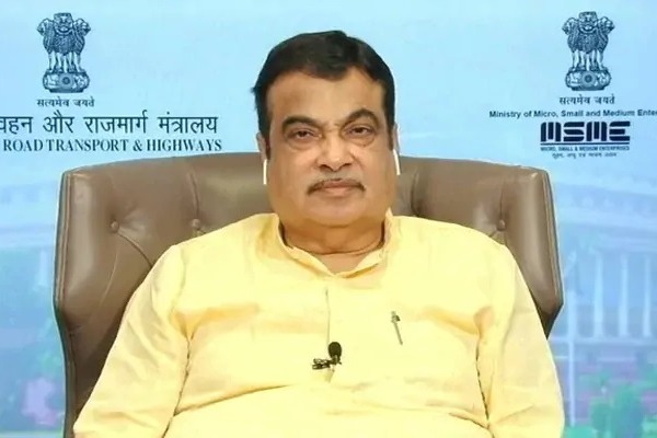 Talking in Phone While Driving Is No Offence Says Minister Gadkari