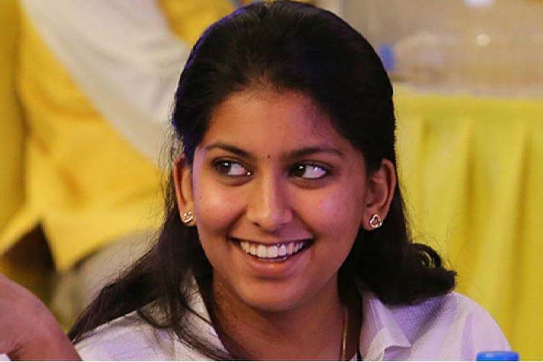 Juhi Chawla daughter Jahnavi Mehta attracted many eyes at IPL auction