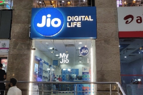 Jio flirts with Airtel and Vi users on Valentine's Day inviting them to port to Jio