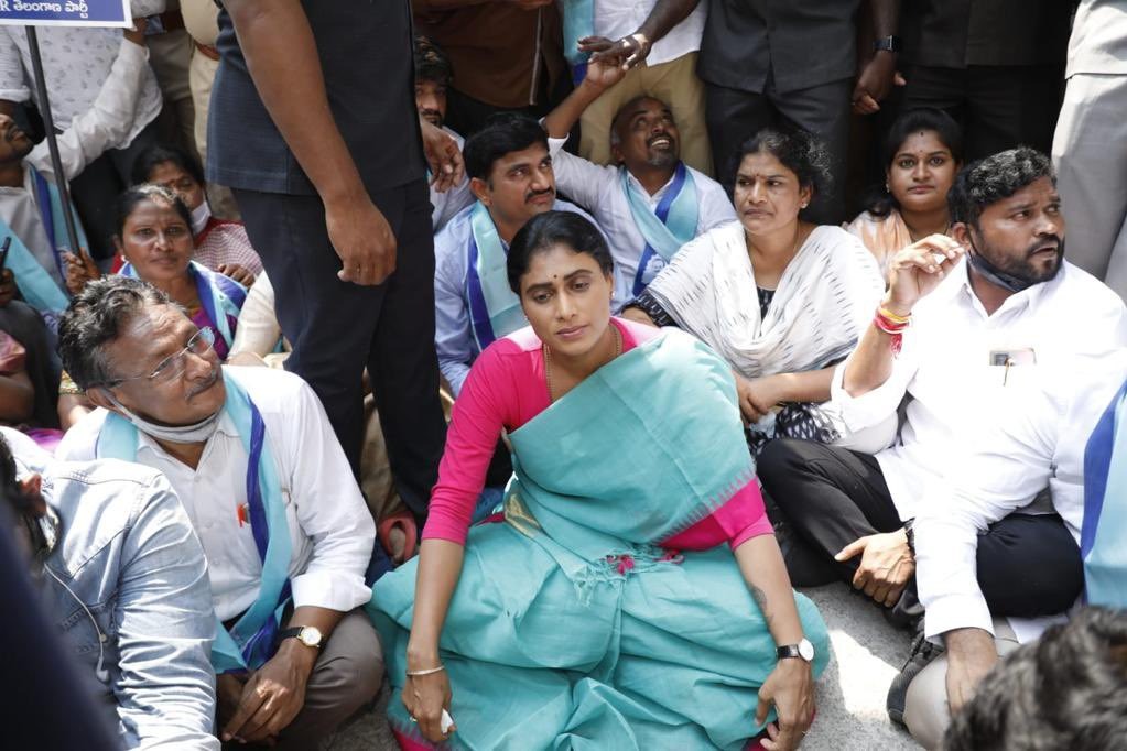 Sharmila arrested for staging dharna in Hyderabad