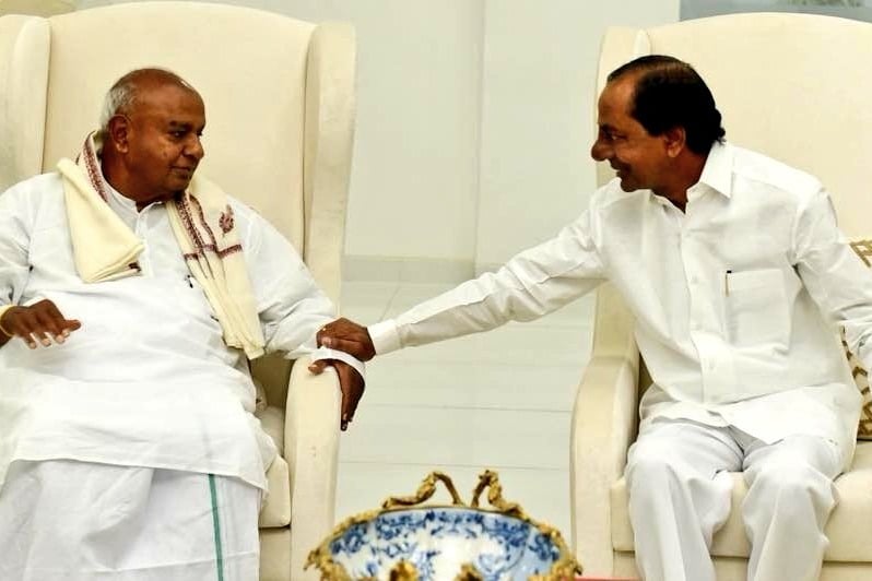 Deve Gowda speaks to KCR over phone, lends support for his tirade against Centre 