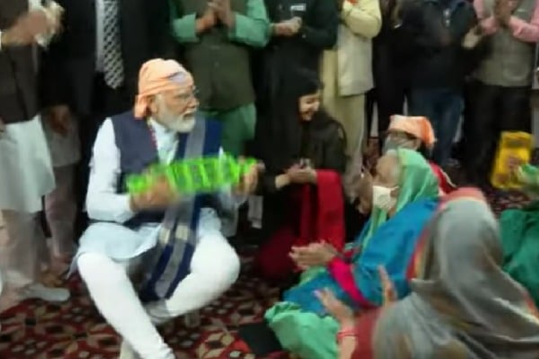 PM Modi offers prayers to Sant Ravidas sits in kirtan chants along 