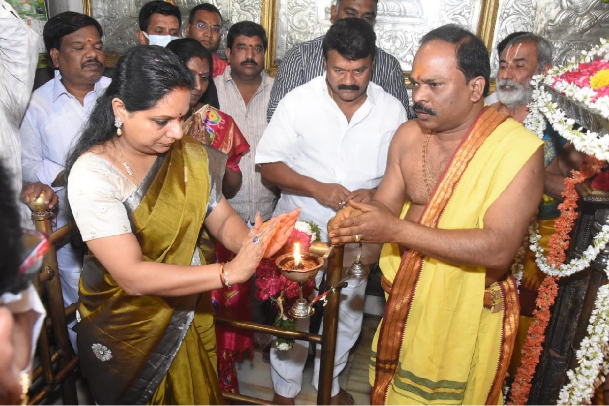 Kavitha offers special prayers in Balkampet Ellamma Temple on CM KCR birthday