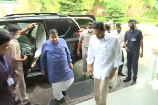 Union Minister Nitin Gadkari goes to CM Jagan residence 
