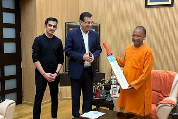 Lucknow Super Giants gifts first bat to CM Yogi Adithyanath