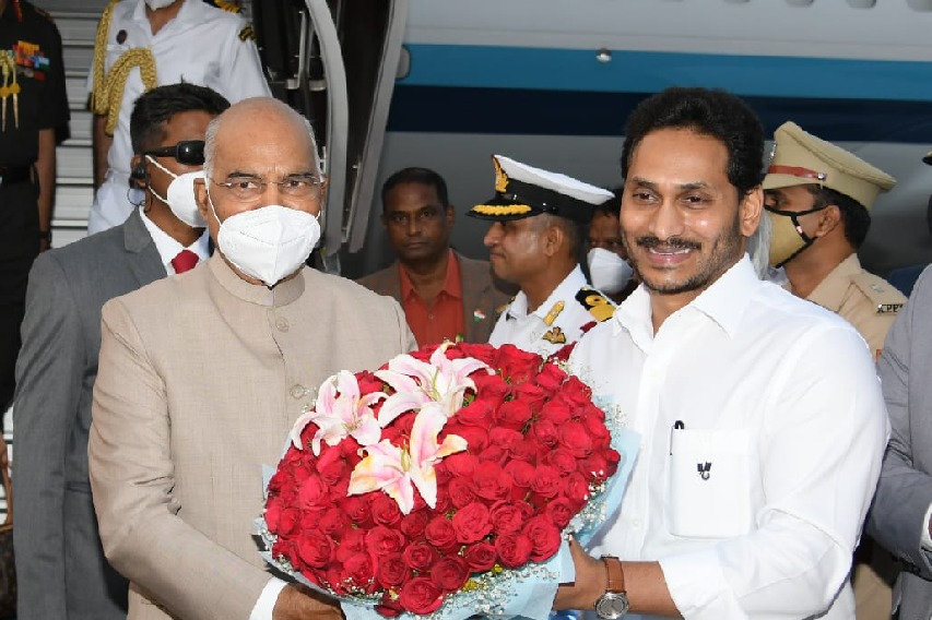 AP Governor and CM welcomes President Ramnath Kovind in Vizag