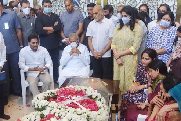 Jagan reached HyderabadTearful tribute to Mekapati