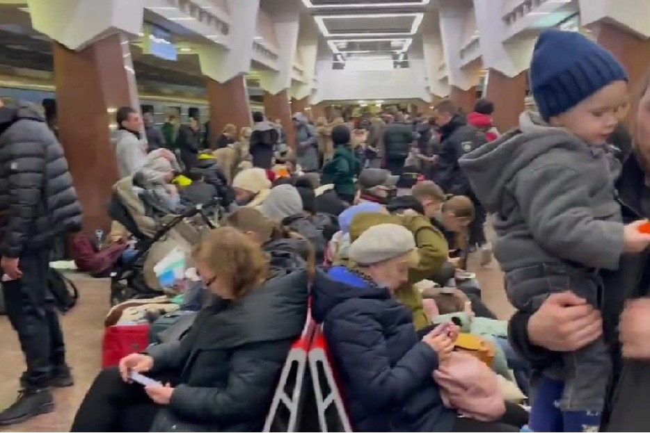 Thousands of Ukrainians leaving the country