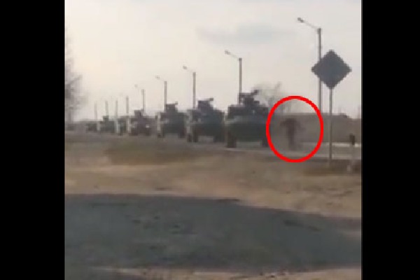 Ukrainian man tries to stop Russian military convoy as it nears Kyiv 