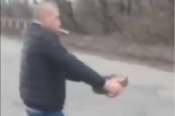 Ukrainian citizen pulls out Russian landmine with bare hands