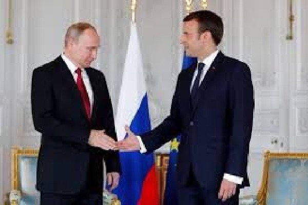 France president Macron talks to Putin