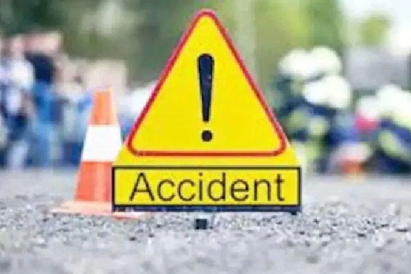 four died in a road accident in mulugu district