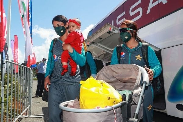 Indian women team bonding with Pak captain Bisma Maroof's toddler win hearts 