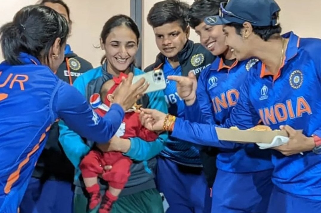 Indian women's team shares a heart-warming moment with Pak skipper Maroof's daughter