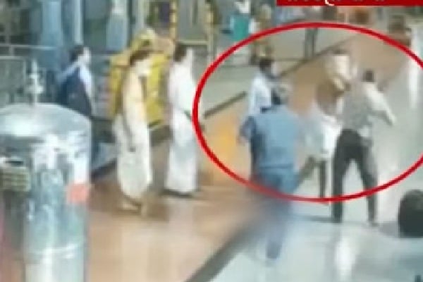 Priest attacks on devotee in Secunderabad Ganapathi Temple