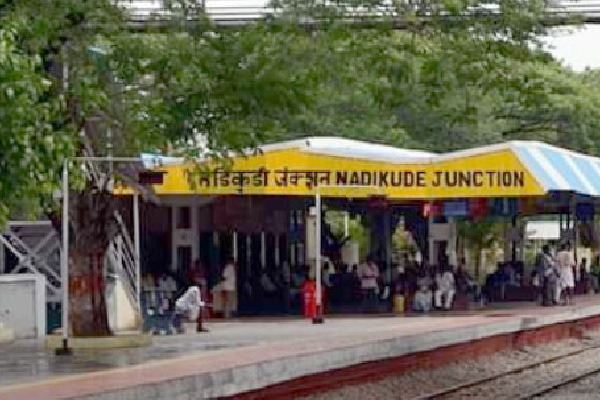 Miscreants attacked railway passengers in Nadikude railway station  