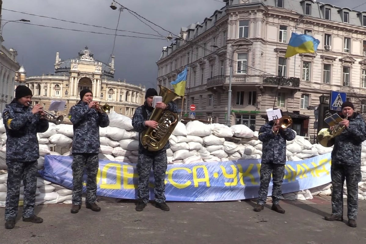 Ukrainian military band plays Do not Worry Be Happy 