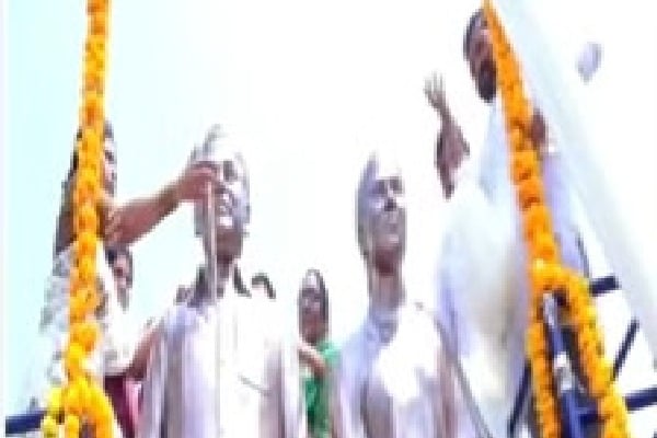 Akhilapriya unveils Bhuma Nagireddy and Shobha Nagireddy statues in Allagadda