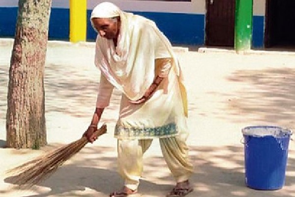 Mother of AAP MLA still working as a sweeper 