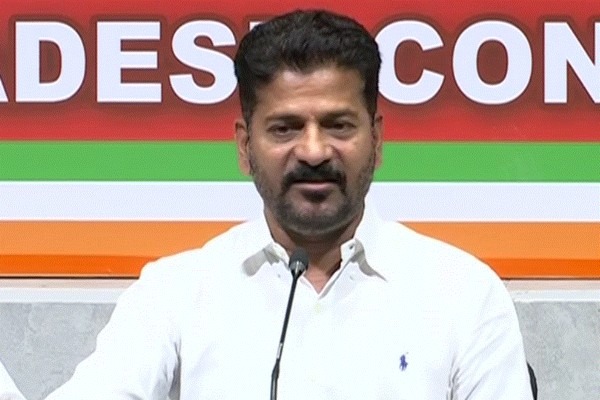 Revanth Reddy sensational comments on KCR health