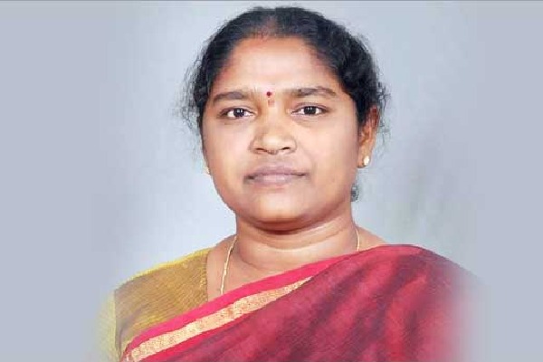 Seethakka demands Chinna Jeeyar Swamy to tender apologies to Tribal people 