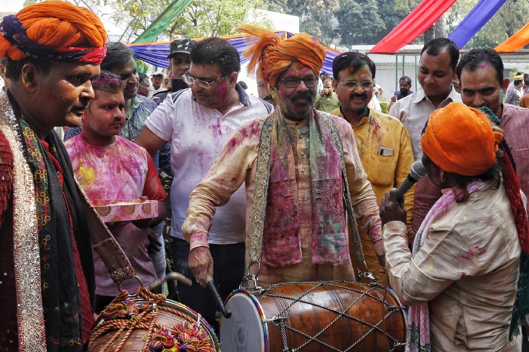 Nadda, Rajnath, Naqvi celebrate 'Holi'