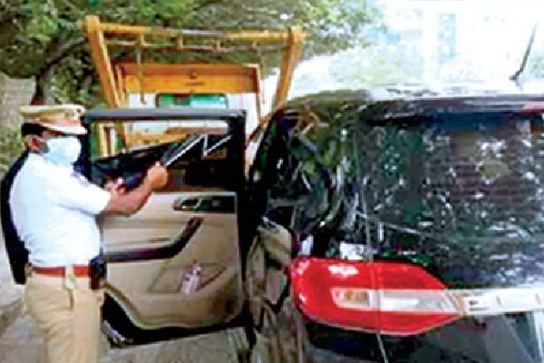 Hyderabad Traffic police remove black film of ntr car