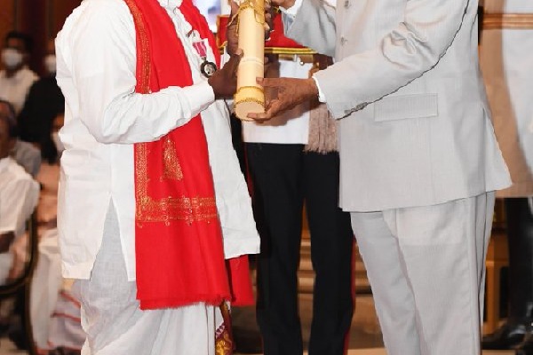 mogulaiah and garikapati recieved padmasri awards