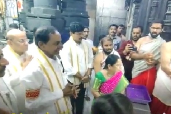 cm kcr visits kolhapur mahalakshmi ammavari temple