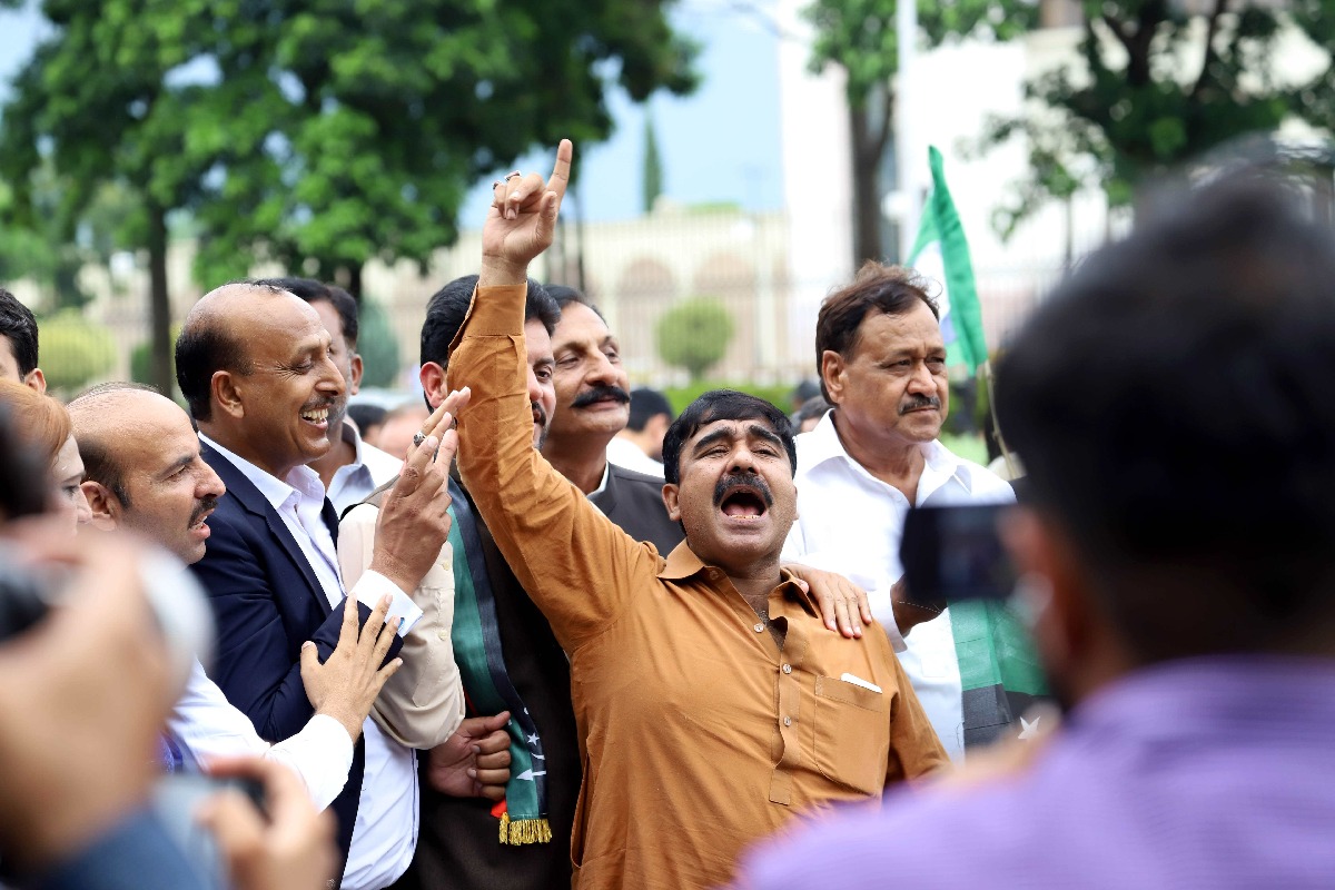 Fear of showdown as Imran supporters, Oppn backers march towards Islamabad