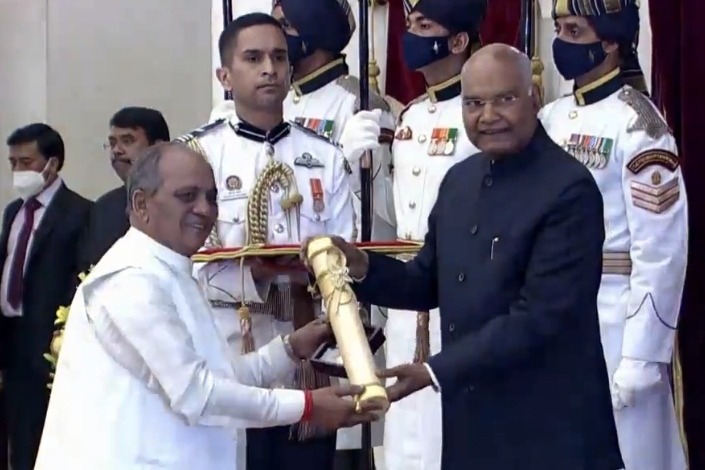 Prez confers Padma awards to Prabha Atre, late Kalyan Singh