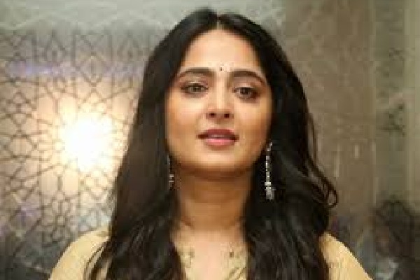 Anushka Shetty appeared after a long time in RRR party 
