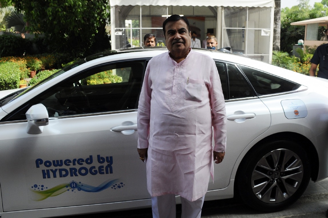Gadkari reaches Parliament in hydrogen-powered car