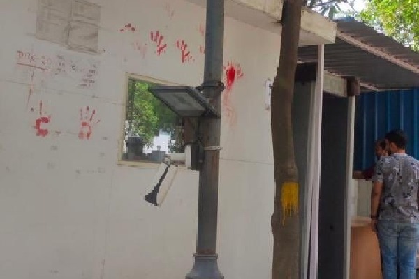 Vandalism outside Kejriwal's house; Delhi Police lodges FIR