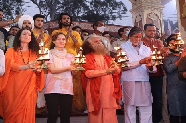 Amitabh Bachchan visits Rishikesh performs puja and aarti at ghat