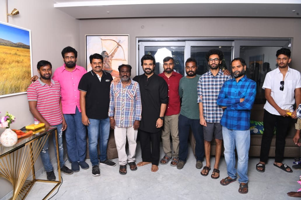 Ram Charan gifts one tola gold coin to chief technicians of RRR