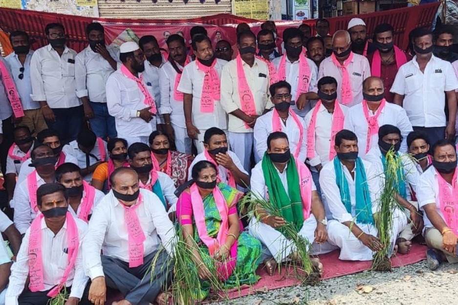 TRS intensifies protest over paddy procurement