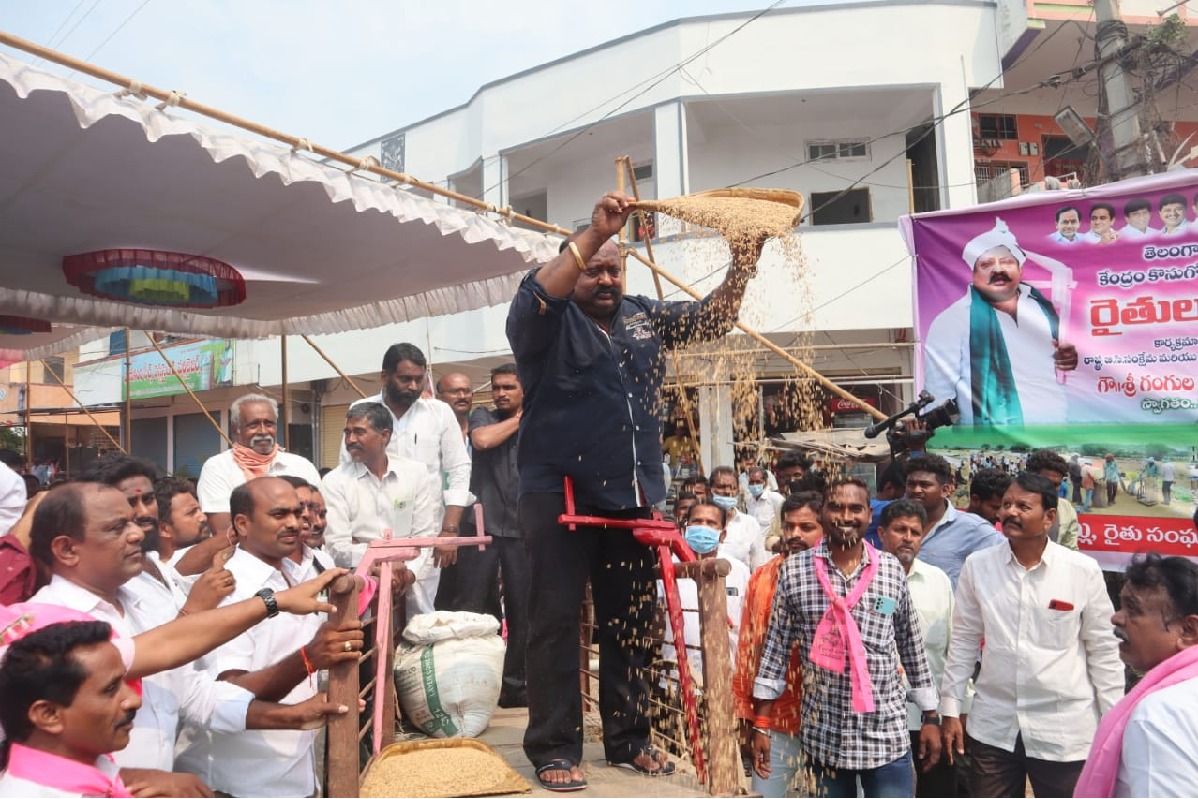 Gangula Kamalakar protests against Center 