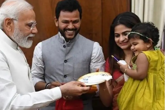 Modi gives chocolates to Rammohan Naidu daughter